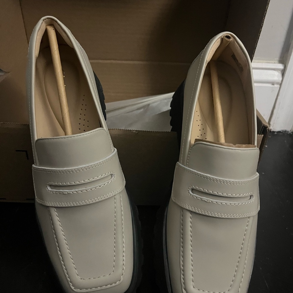 NEW Clarks Splend Edge Cream Leather Chunky Penny Loafers Preppy 7.5 NIB - Picture 2 of 7